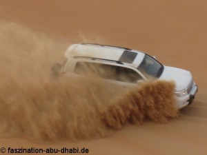 Dune Bashing am besten nur zusammen mit Experten durchführen Mehr Spaß als Gefahr ist Dune Bashing, wenn man zu qualifizierten Fahrern ins Auto steigt.