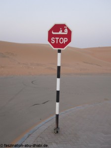 Wer in Abu Dhabi ein Fahrzeug führen möchte, muss einiges beachten Stop - Manche Straßenverkehrsregelungen sind in den VAE anders als in Europa.