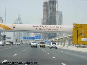Die Toll Gate Registrierung erfolgt in den VAE beim Durchfahren Die Toll Gate Gebühren, welche Mietwagen-Fahrer in Dubai & Co. passieren, werden mit Kreditkarte gezahlt.