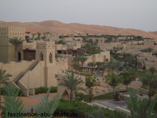 Wüsten-Hotel Abu Dhabi: Das berühmte Qasr Al Sarab ist außergewöhnlich. Ein Hotel mitten in der Wüste: In Abu Dhabi wird ein solcher Traum wahr.