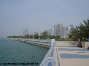 Die Uferstraße in Abu Dhabi wird Corniche genannt und gleicht einer idyllischen Prachtstraße.