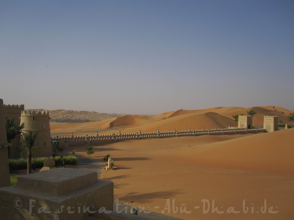 Verheißungsvolle Einfahrt ins Qasr Al Sarab im Emirat Abu Dhabi