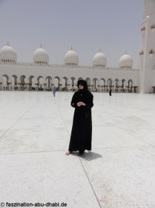 Angemessene Besucherkleidung in Abu Dhabis größter Moschee.