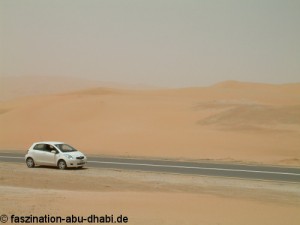 In Abu Dhabi erreicht man mit dem Auto schnell das Wüstengebiet.