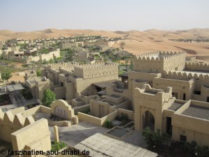Wie eine kleine altorientalische Stadt wurde das Qasr Al Sarab Hotel zwischen die Sanddünen gebaut.