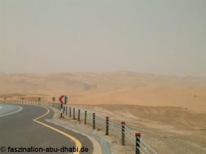 Auf gut asphaltierten Straßen bequem durch die Wüste von Abu Dhabi.