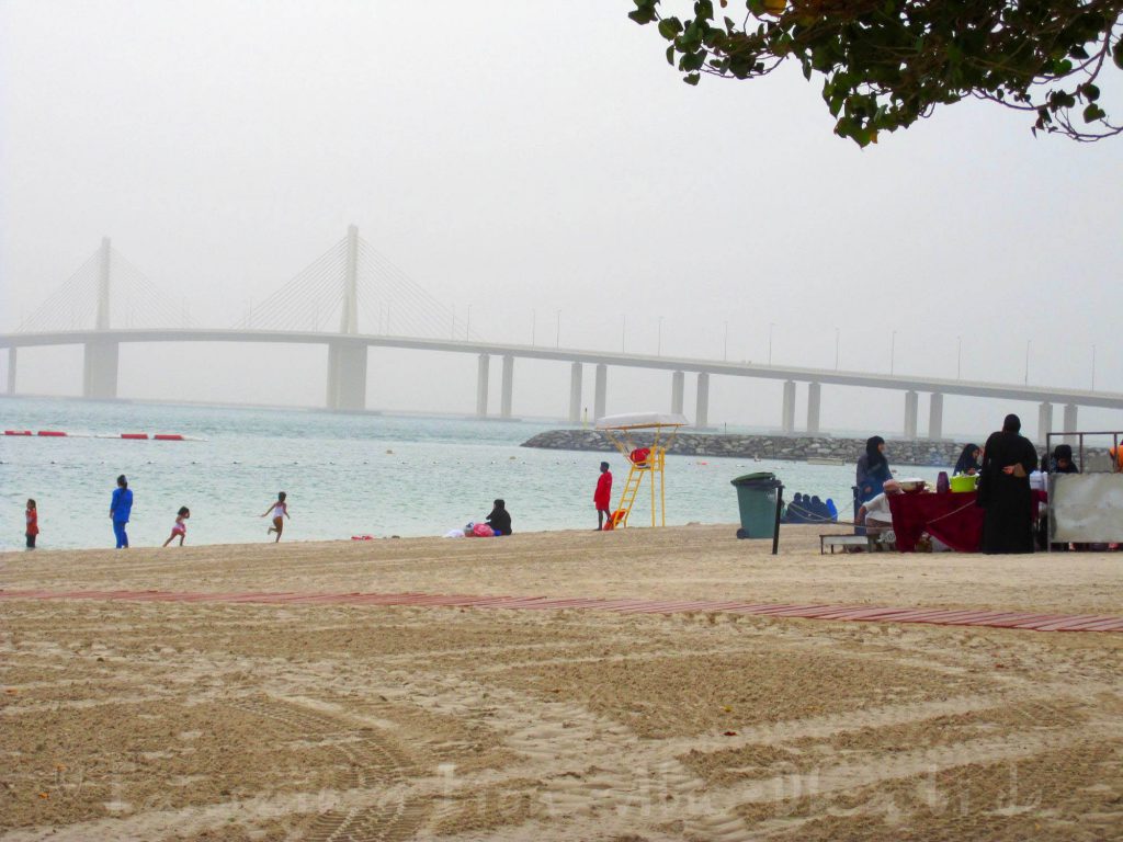 Al Bateen Beach in Abu Dhabi mit Blick auf die Hudayriat Brücke