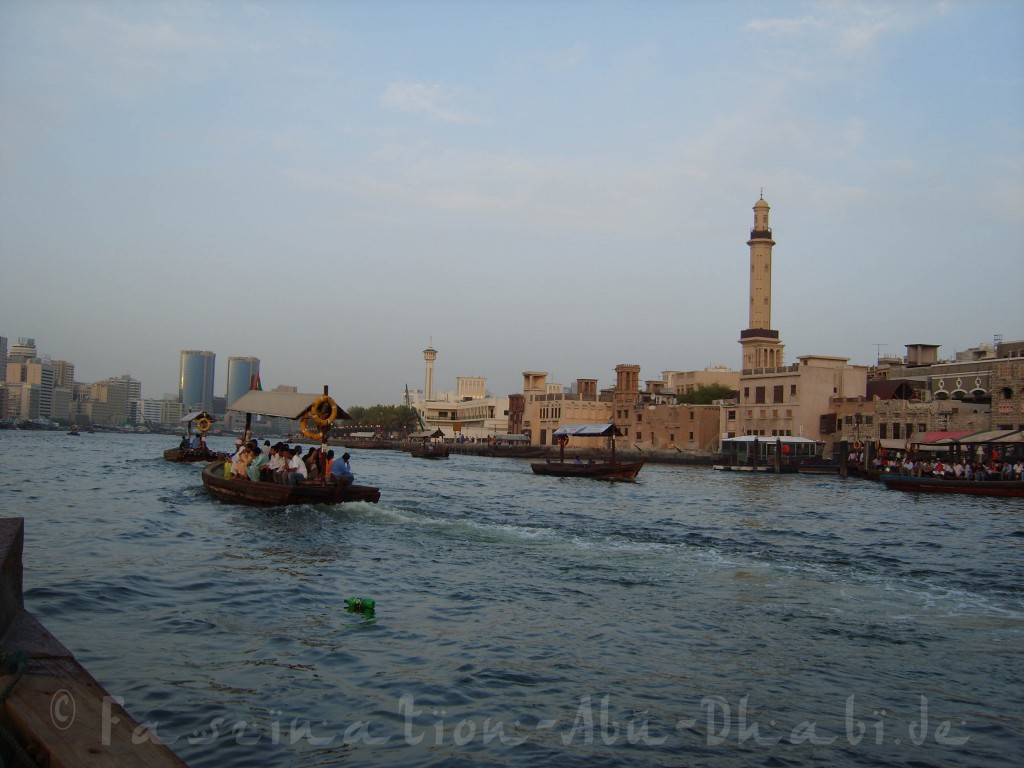 Impression von unserer privaten Abra-Fahrt auf dem Dubai Creek: Wassertaxis allerorten 