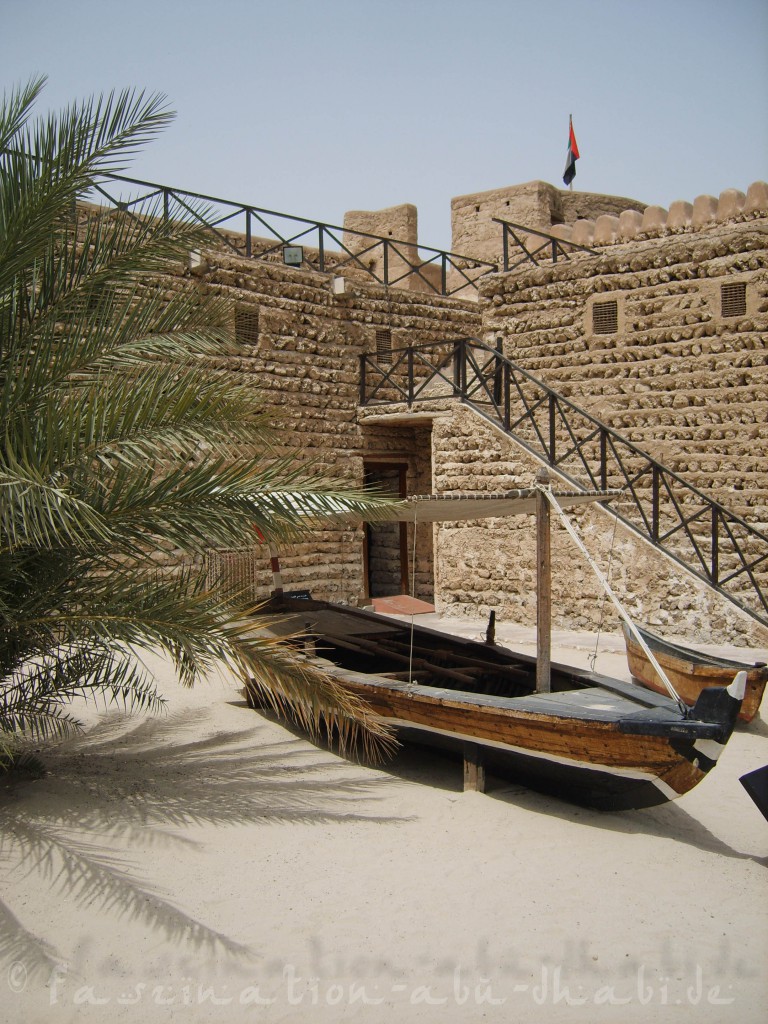 Im Freiluftbereich des Dubai-Museums: Traditionelle Schiffe und Behausungen