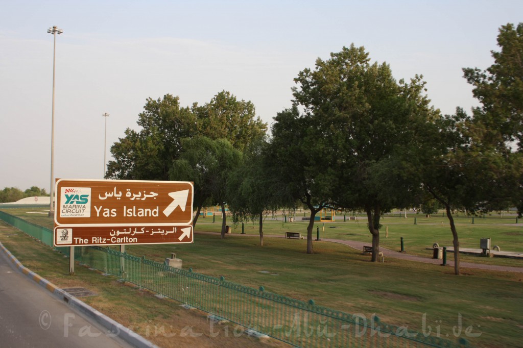 Der Weg nach Yas Island ist gut ausgeschildert, Taxifahren ist aber am bequemsten