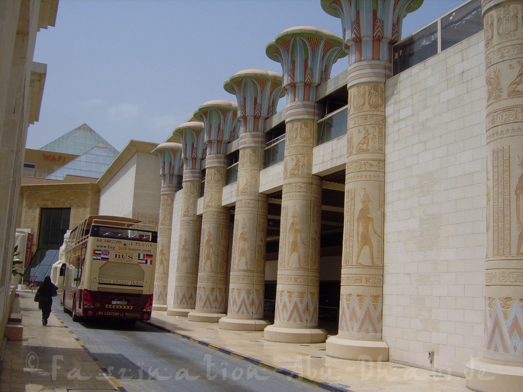 Auf geht's! Die Big Bus Tour startet in Dubai am Wafi Shopping Center