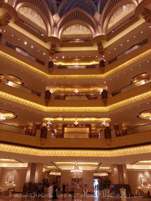 Die golden glänzende Kuppel der Emirates Palace Lobby