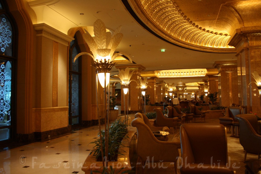 Sitzgelegenheiten im pompösen Le Café im Emirates Palace